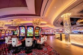 Antarmuka aplikasi dayak 777 menampilkan pilihan game live-dealer, sportsbook, dan slot dengan tombol navigasi berwarna cerah