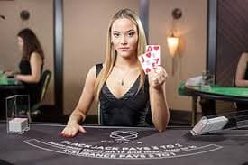 Dealer langsung dayak 777 melayani pemain di studio kasino profesional